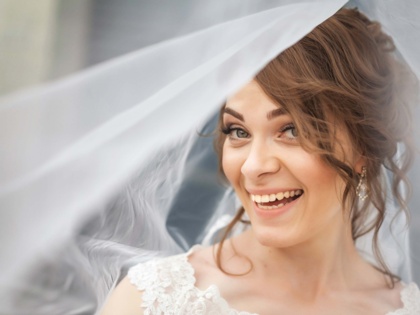 Hochzeits Braut mit glücklichem Lächeln, dank perfekten Veneers